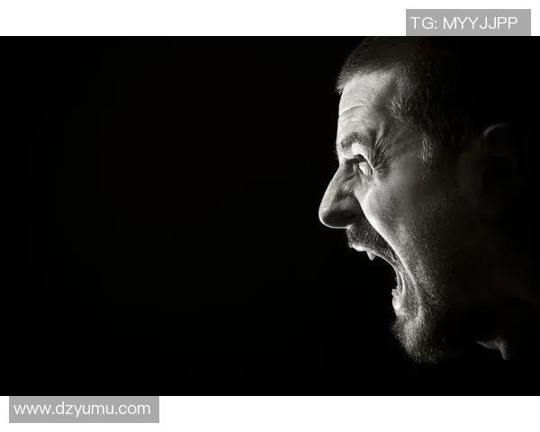 足球明星灰色头发女的魅力与风采揭秘，如何在绿茵场上绽放光彩