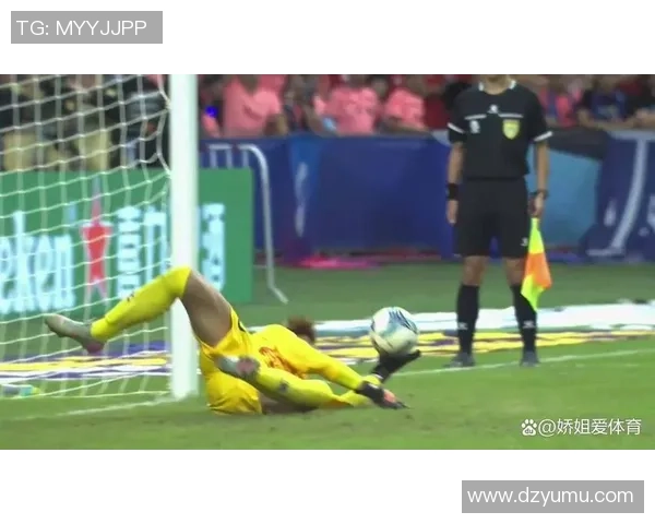 足球明星意外踢飞鞋子引发热议视频曝光瞬间搞笑场面引人关注